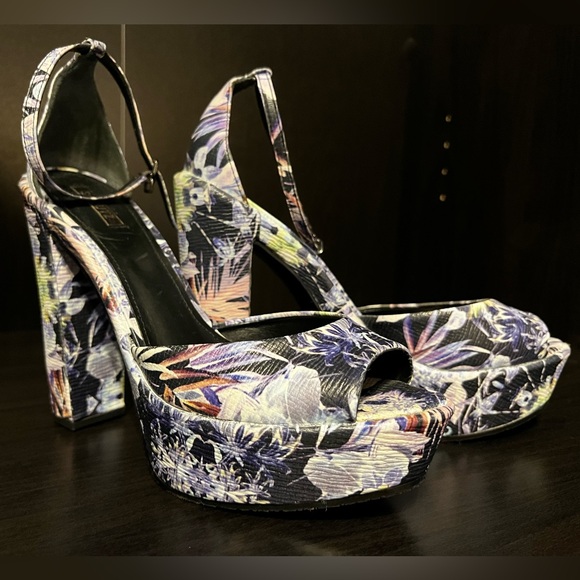 Schutz tropical floral platform sandal - Picture 4 of 10